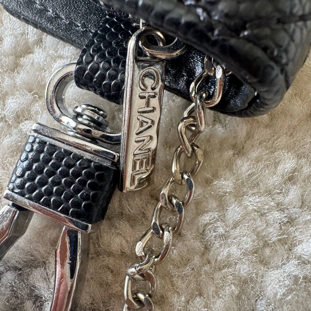 Black Textured Key Holder with Silver Chain - Picture 4 of 9